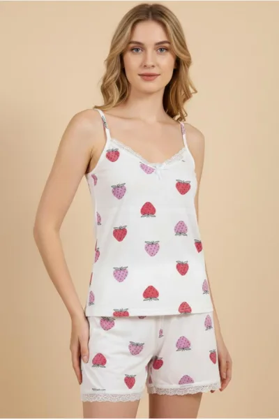 Kadın Çilek Desenli Dantelli Şortlu Pijama Takımı – Askılı Yazlık Ev Giyim